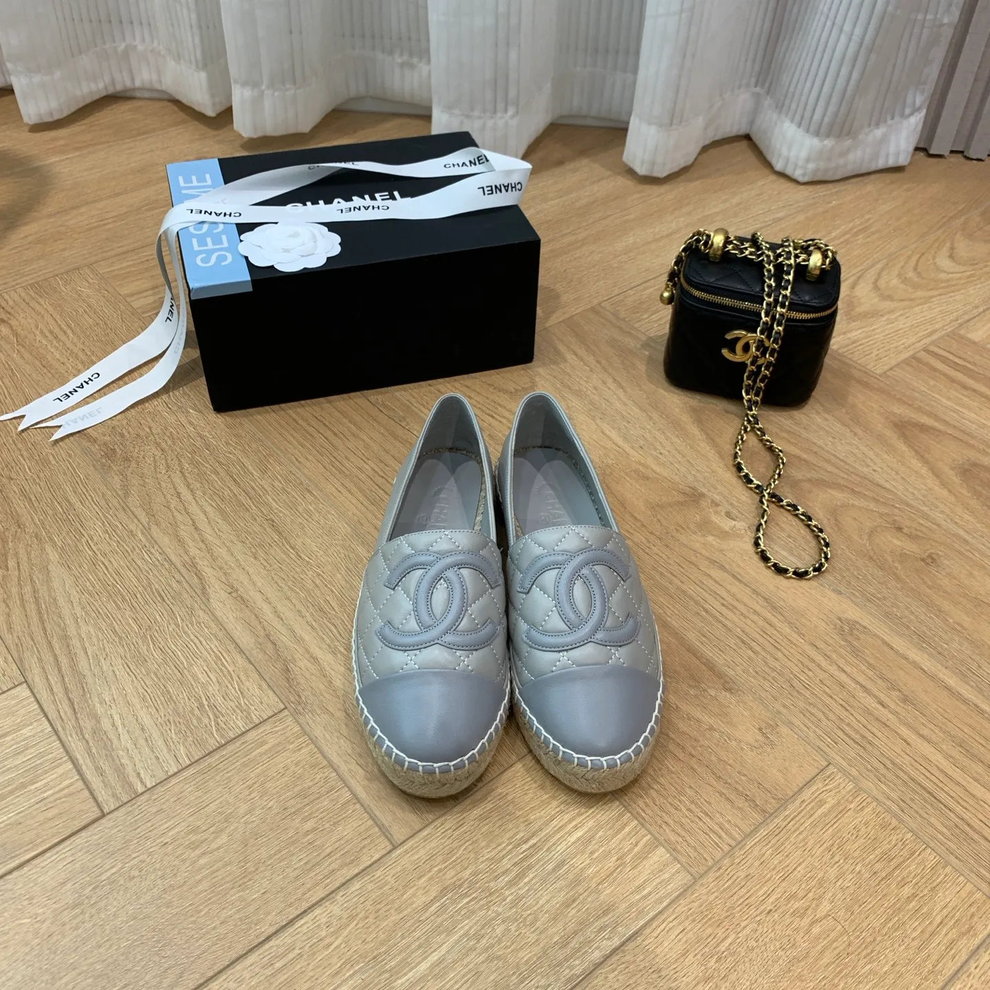 👟👟Ex-factory price 480👟👟 👑New colors are coming ✌️The new version of Chanel fisherman shoes is coming❗️Delivered in a complete set of top-notch packaging. The quality of my fisherman shoes has not been introduced much, everyone who has tried it knows it! The original customized upper, and my outsole is the original translucent outsole, the opaque outsole is the wrong version, full set of authentic packaging ❗️ size: 35-40, running price